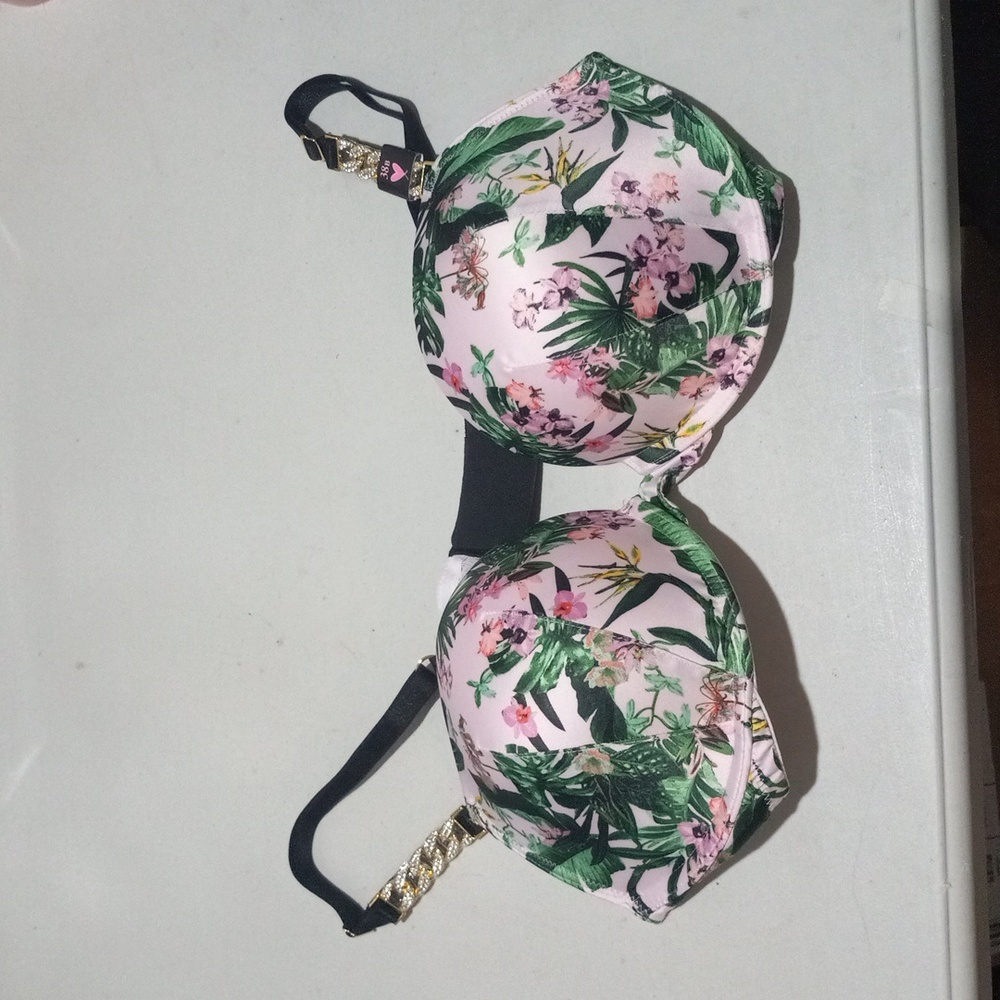 NWT. Victoria's Secret Bra